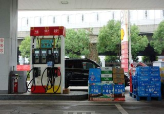 如何正确为车子加油并确保燃油的合理使用？加油时如何选择合适的油品？