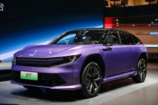 上海车展里的广汽本田烨 GT，展示了华为光场屏的新用法