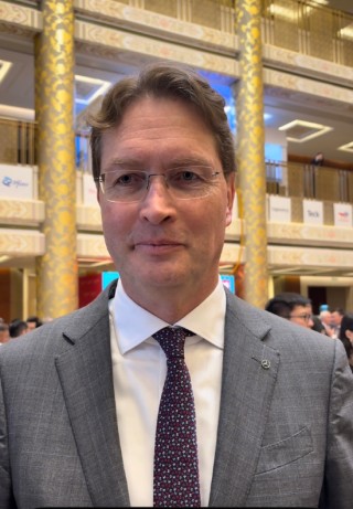 对话康林松：新一代奔驰汽车就像带轮子的机器人