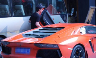 父亲身家超过李嘉诚，他不爱美女爱丑女，继承60亿家产坐地铁上班