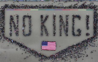 “不要国王！”抗议席卷全美，示威者涌入街头与警方发生冲突