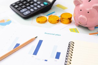 如何规划期权交易中心的服务功能？这些功能对市场交易有何促进作用？