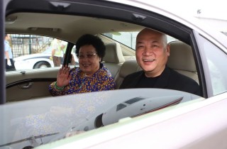 “猪八戒”马德华将送别陈丽华：大姐非常好非常有爱心，各方面都非常优秀，她为紫檀事业作出很大贡献，她的离去让我们很悲痛