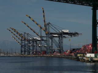 “疯狂的美线”运价大涨3倍：美国关税折腾航运界，谁在赚钱？