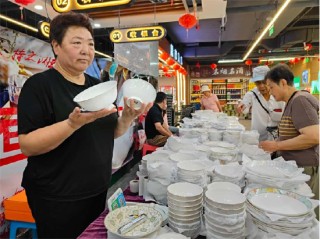 她数度哽咽，想让唐山骨质瓷再放光华！