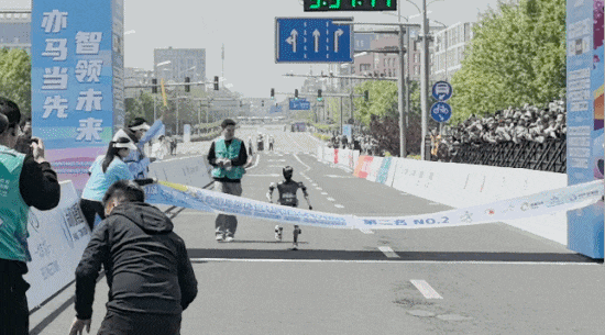 人形机器人半马奖项发布!宇树科技回应G1摔倒:未参赛,最近事多!夺冠机器人背后股东涉这些上市公司 第2张 人形机器人半马奖项发布!宇树科技回应G1摔倒:未参赛,最近事多!夺冠机器人背后股东涉这些上市公司 第2张