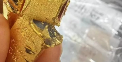 视频疯传！有消费者在银行买到“掺假金条”？  第2张