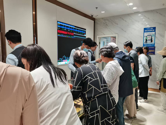 金价踩下“急刹车”:有人排队抛售 有人抄底抢购 第2张 金价踩下“急刹车”:有人排队抛售 有人抄底抢购 第2张