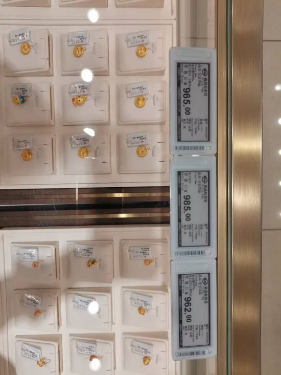 金价踩下“急刹车”:有人排队抛售 有人抄底抢购 第3张 金价踩下“急刹车”:有人排队抛售 有人抄底抢购 第3张