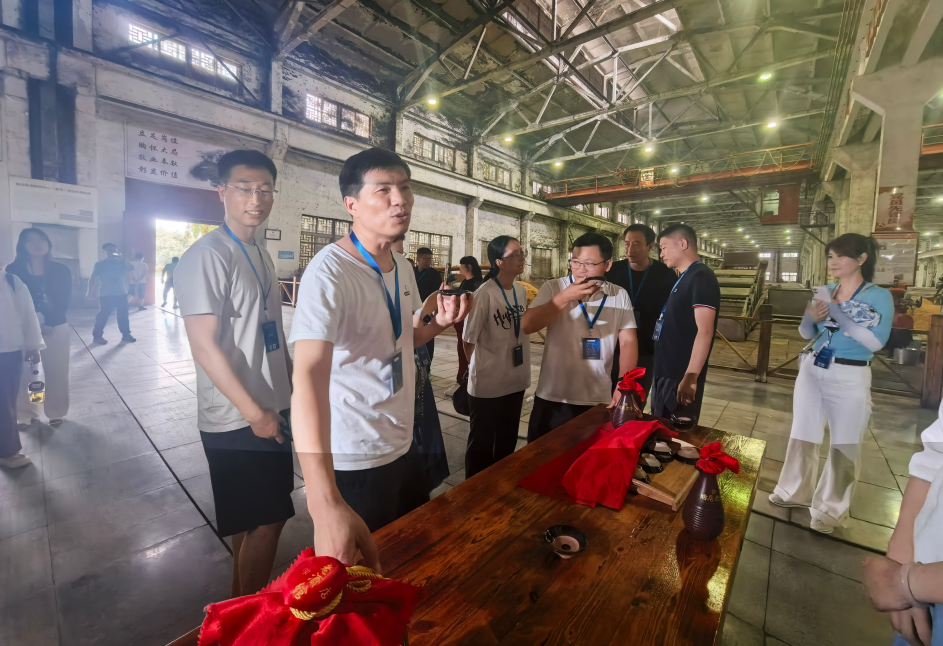 宇通重工特种装备事业部一行走进赊店酒乡小镇  第3张