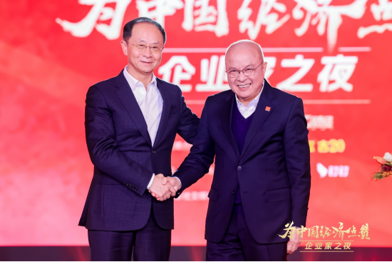 陈景河现场落泪,卢迈呼吁关注农村养育,韩璧丞展示仿生手抓哑铃……上百位企业家共话中国经济新动能 第5张 陈景河现场落泪,卢迈呼吁关注农村养育,韩璧丞展示仿生手抓哑铃……上百位企业家共话中国经济新动能 第5张