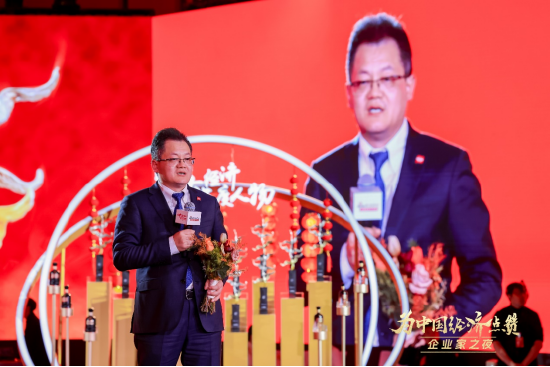 陈景河现场落泪,卢迈呼吁关注农村养育,韩璧丞展示仿生手抓哑铃……上百位企业家共话中国经济新动能 第15张 陈景河现场落泪,卢迈呼吁关注农村养育,韩璧丞展示仿生手抓哑铃……上百位企业家共话中国经济新动能 第15张