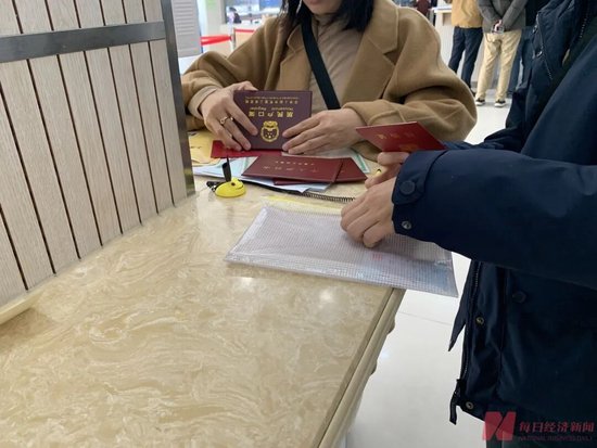 楼市回暖!上海二手房交易中心乌泱泱挤满人,单日成交可达上千套!中介:近期房东反而不着急了,买房人着急 第5张 楼市回暖!上海二手房交易中心乌泱泱挤满人,单日成交可达上千套!中介:近期房东反而不着急了,买房人着急 第5张