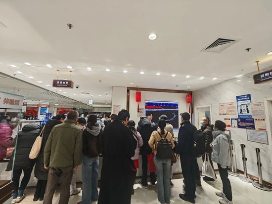 菜百卖黄金的队伍,一眼望不到头 第4张 菜百卖黄金的队伍,一眼望不到头 第4张